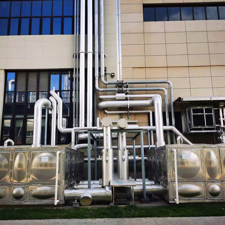 ¿Cómo puede una temperatura constante inteligente y un sistema de suministro de agua a presión mejorar la eficiencia?