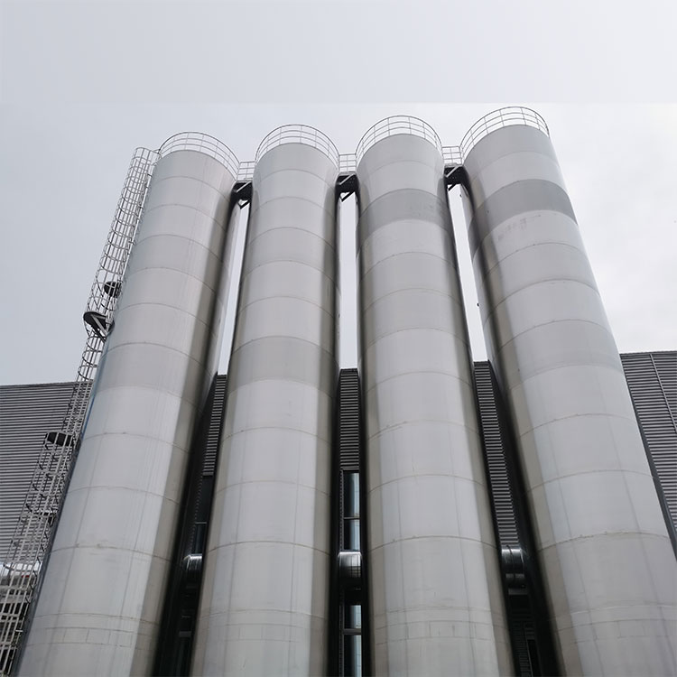 ¿Cómo mejoran los silos de almacenamiento al aire libre la eficiencia en el manejo de materiales a granel?