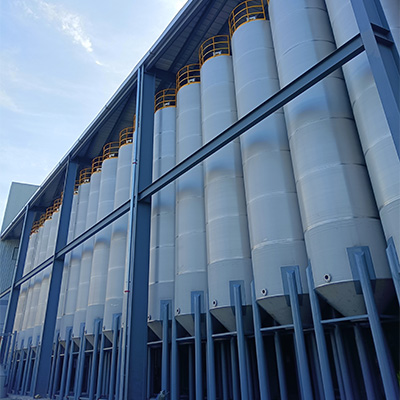 El silo para exteriores Niasi resuelve los puntos débiles del almacenamiento de materiales industriales