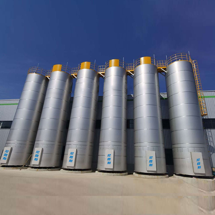 Gran silo de almacenamiento al aire libre